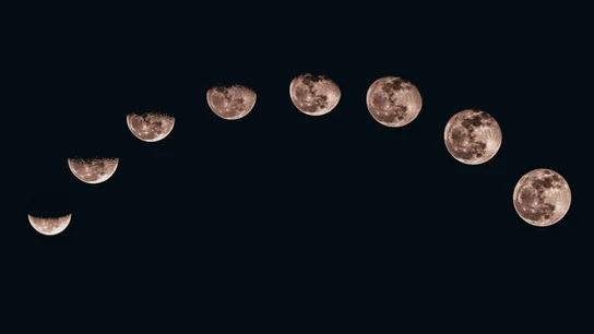 Calendario lunar 2021: fases lunares, superlunas y eclipses Diferentes imágenes de la Luna que muestran el cambio de fase de Luna creciente a Luna llena