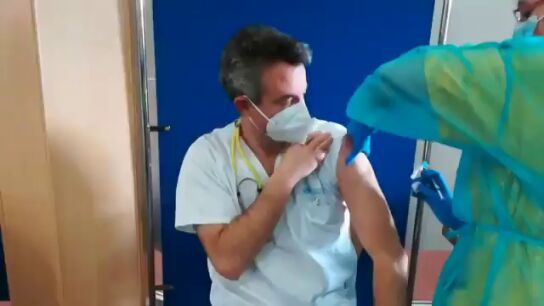 El doctor Carballo muestra su vacunaci&oacute;n y pide ir m&aacute;s r&aacute;pido: "Os animo a todos a hacerlo"