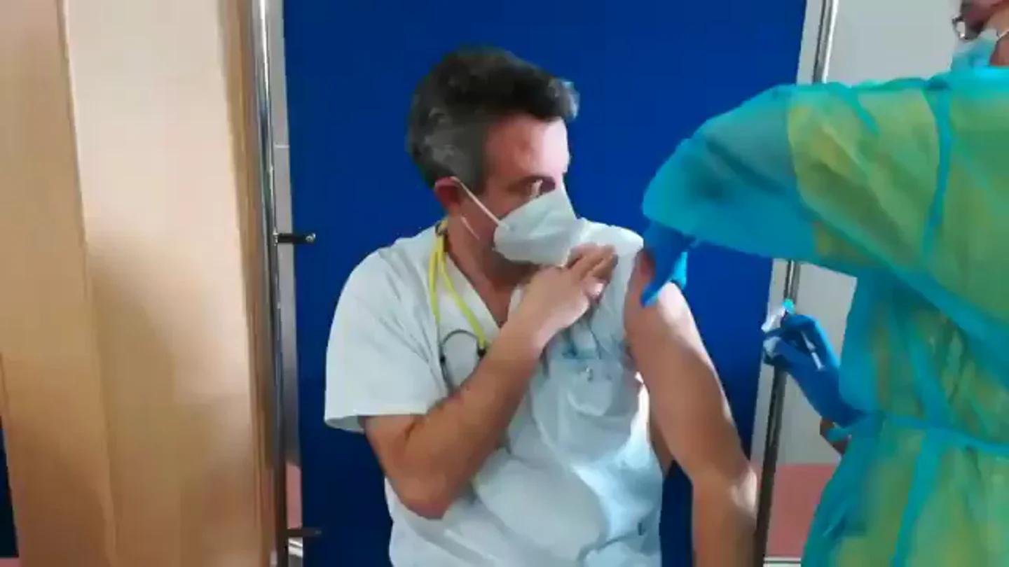 El doctor Carballo muestra su vacunación y pide ir más rápido: "Os animo a todos a hacerlo" El doctor Carballo muestra su vacunación y pide ir más rápido: "Os animo a todos a hacerlo"