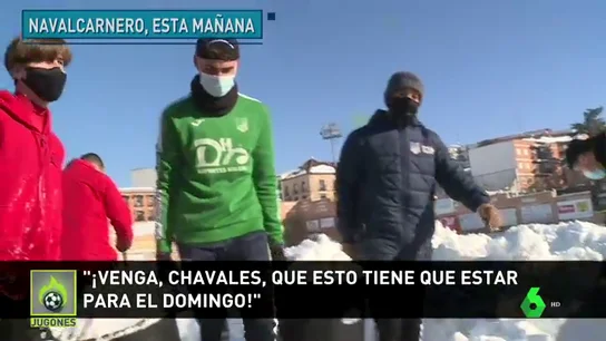Futbolistas y aficionados del Navalcarnero retiran la nieve del campo: "Queremos ganar al Eibar en Copa" Futbolistas y aficionados del Navalcarnero retiran la nieve del campo: "Queremos ganar al Eibar en Copa"