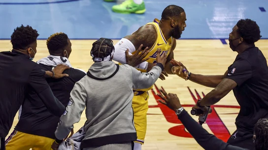Lebron James celebrando el triple junto a sus compañeros Lebron James celebrando el triple junto a sus compañeros