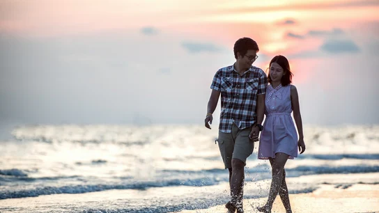 Pareja disfrutando de un paseo por la playa Pareja disfrutando de un paseo por la playa
