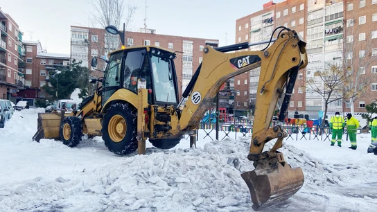 Más autobuses, trenes y los mismos aviones: así está el transporte en Madrid Una excavadora retira hielo acumulado en una vía de Alcorcón tras el paso de 'Filomena'.