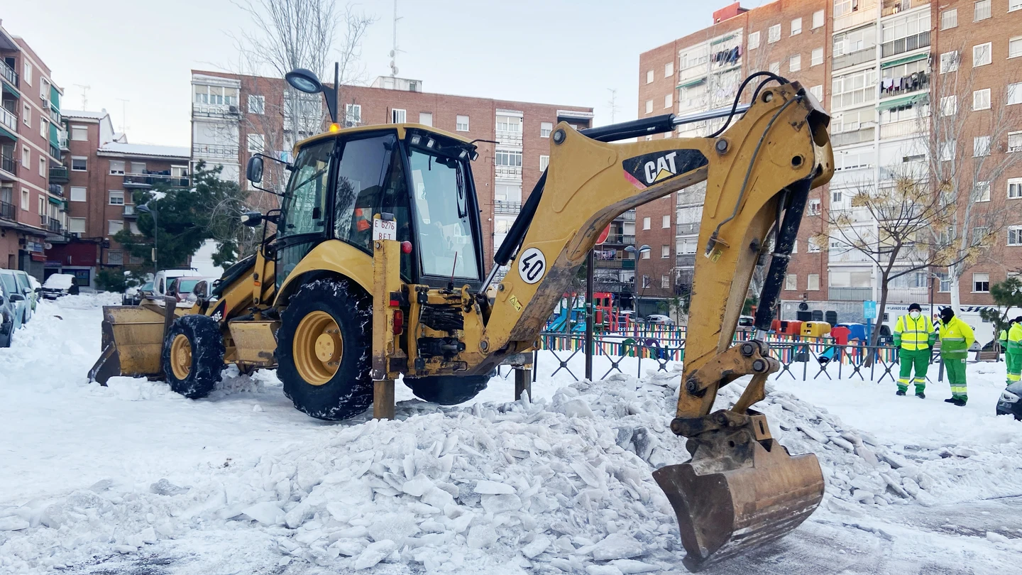Más autobuses, trenes y los mismos aviones: así está el transporte en Madrid Una excavadora retira hielo acumulado en una vía de Alcorcón tras el paso de 'Filomena'.