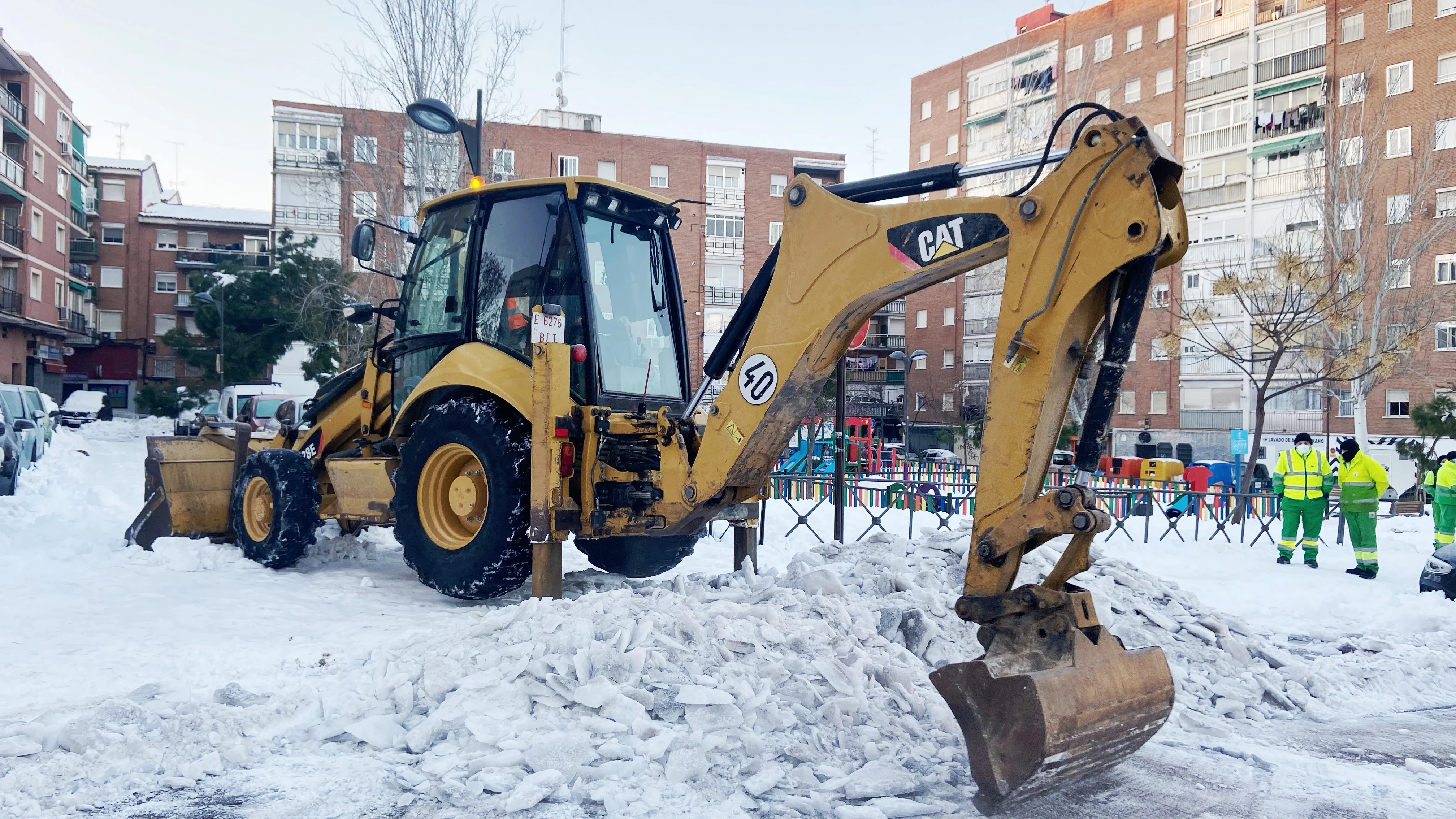 Una excavadora retira hielo acumulado en una vía de Alcorcón tras el paso de 'Filomena'.