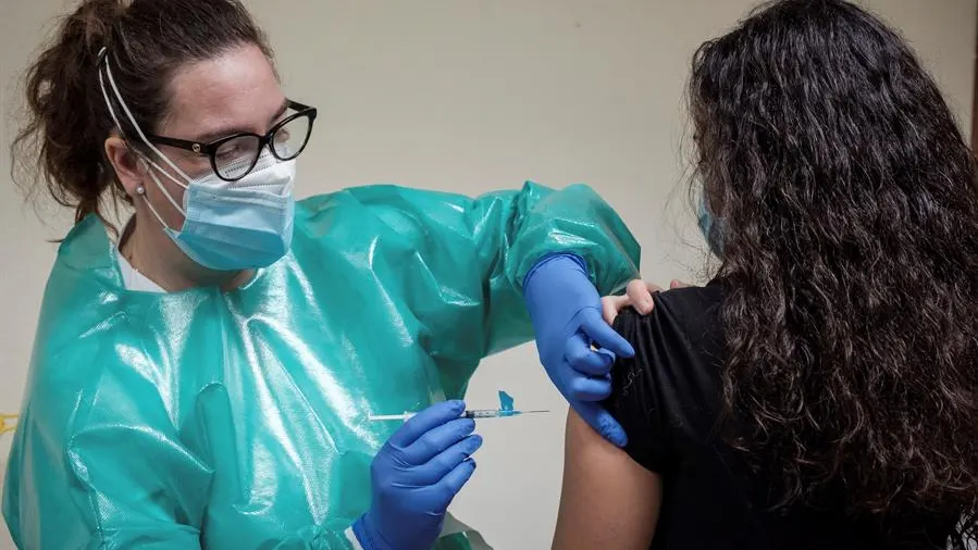 Una sanitaria se vacuna contra el coronavirus Una sanitaria se vacuna contra el coronavirus