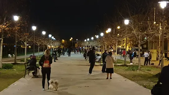 Personas en la calle a pesar del toque de queda tras el terremoto en la ciudad de Granada Personas en la calle a pesar del toque de queda tras el terremoto en la ciudad de Granada