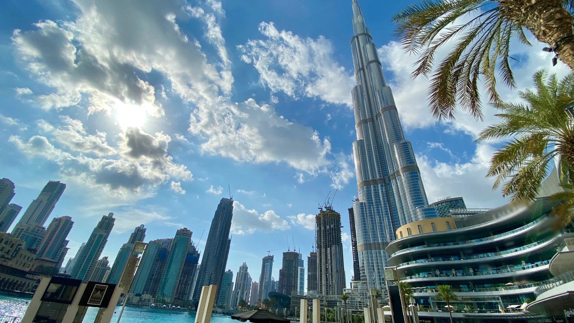 Vista de un complejo de rascacielos en Dubái, Emiratos Árabes.