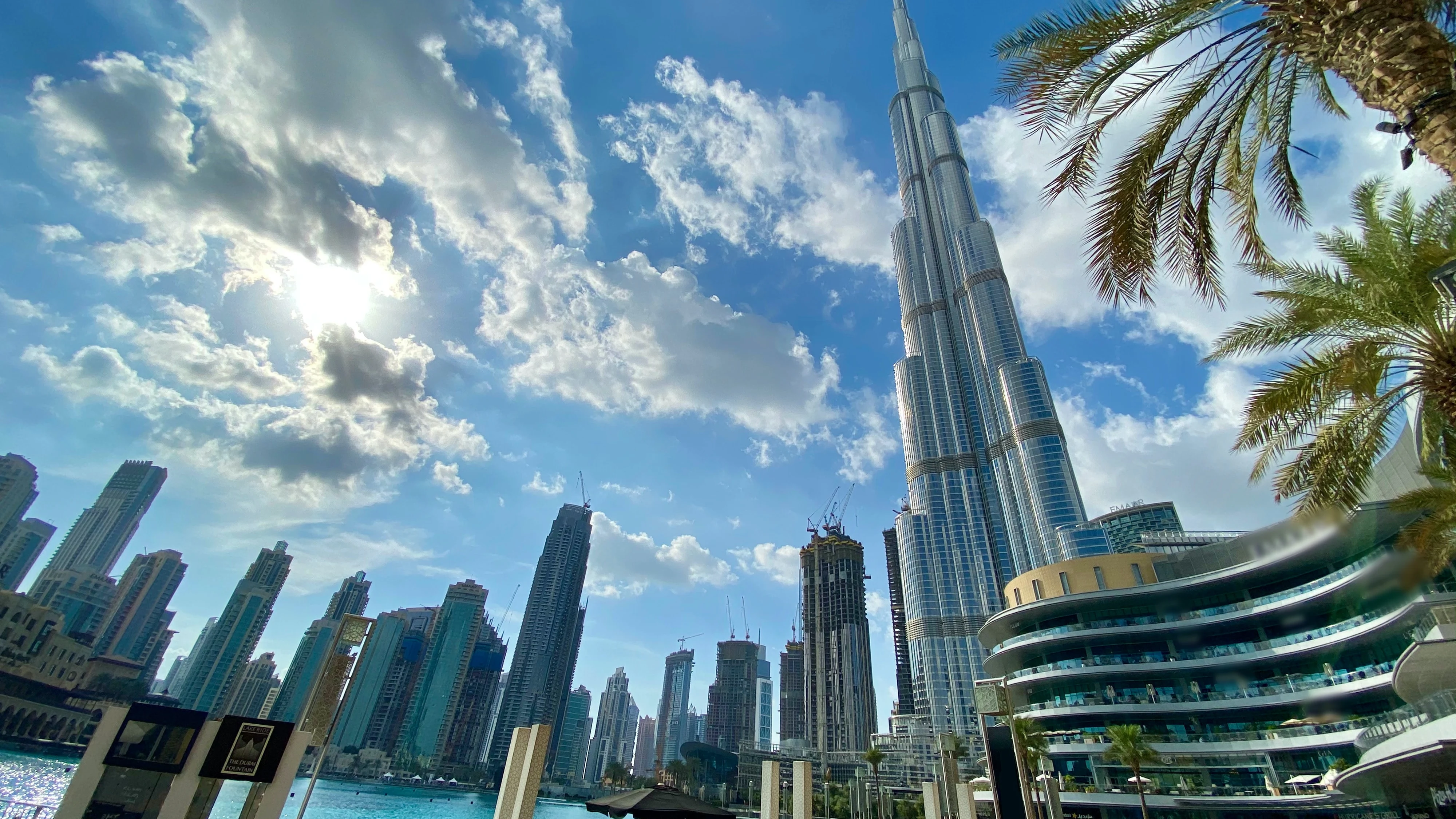 Vista de un complejo de rascacielos en Dubái, Emiratos Árabes.