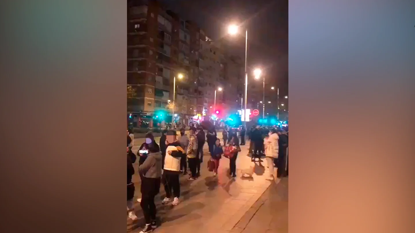 Multitud en las calles de Granada tras el terremoto Terremoto Granada