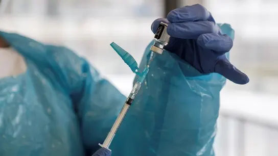 Una trabajadora prepara una dosis de la vacuna. Una trabajadora prepara una dosis de la vacuna.