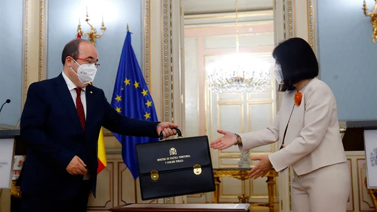 Miquel Iceta recibe de la mano de Carolina Darias la cartera de Política Territorial Miquel Iceta recibe de la mano de Carolina Darias la cartera de Política Territorial