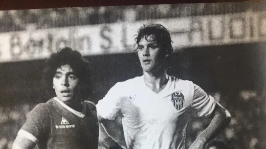 Manolo Botubot junto a Maradona Manolo Botubot junto a Maradona