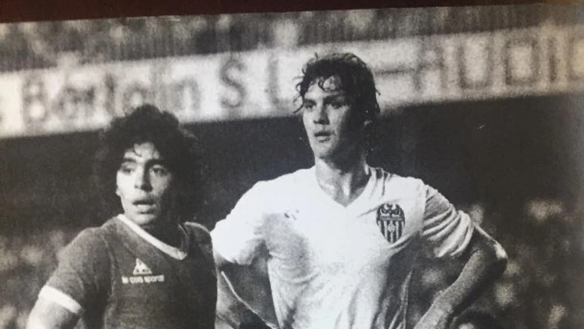  Manolo Botubot junto a Maradona
