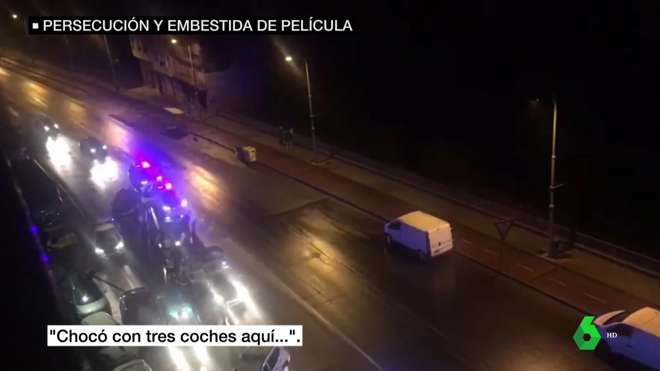 El coche embistió a otros vehículos.