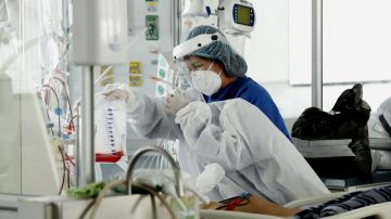 Personal médico atiende a un enfermo en una unidad de cuidado intensivo de covid.