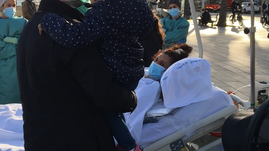 Shamaila conoce a su hijo Hassan. Shamaila conoce a su hijo Hassan.