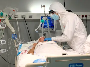 Empleados sanitarios realizan la primera intervención quirúrgica en el Hospital público Enfermera Isabel Zendal a una paciente con coronavirus ingresada en la UCI