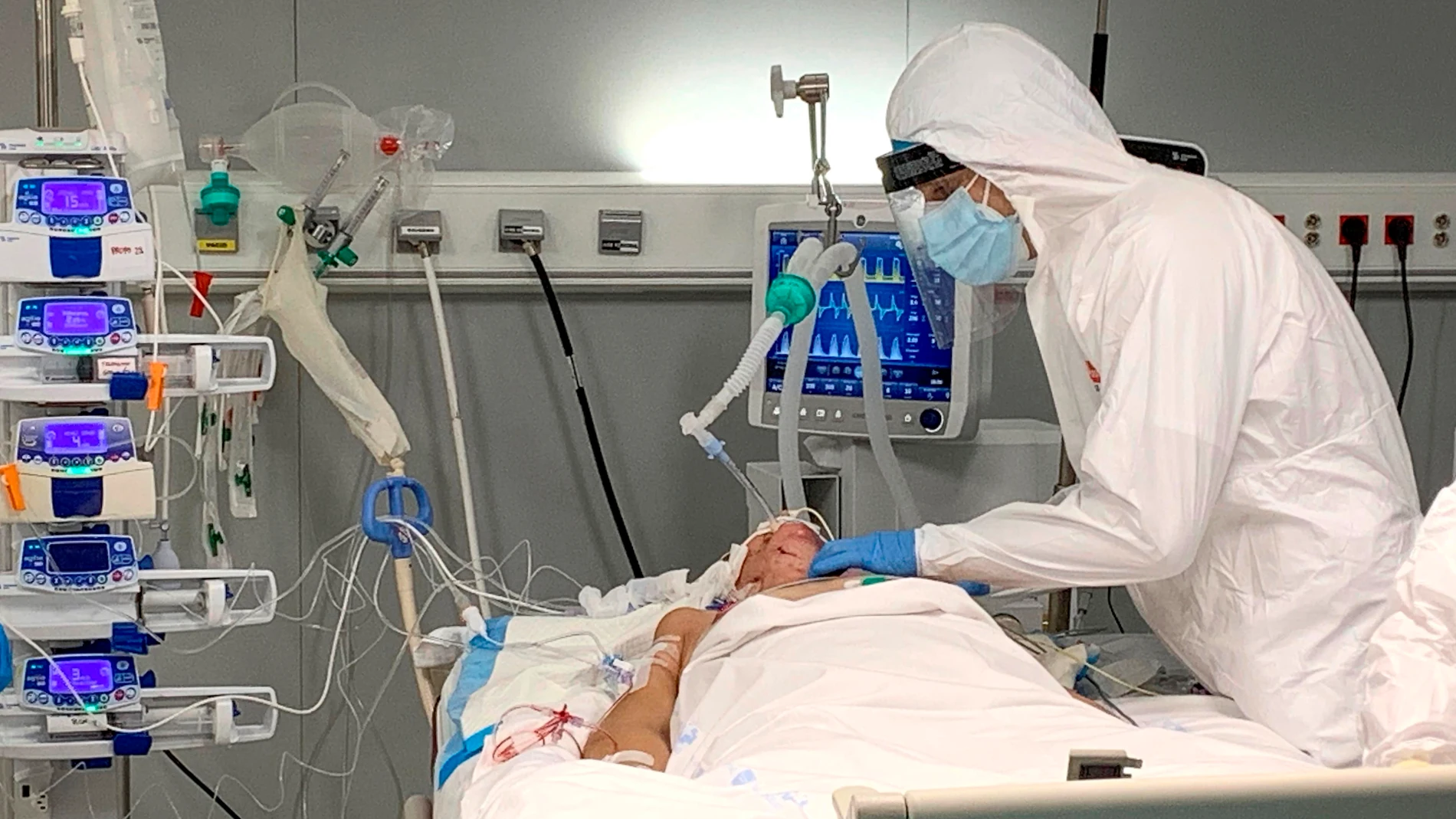 Sanitario tratando a una paciente COVID en el hospital Zendal