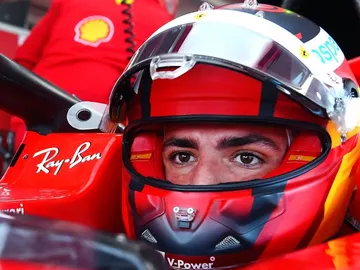 Carlos Sainz se subre al Ferrari de F1 Carlos Sainz se subre al Ferrari de F1