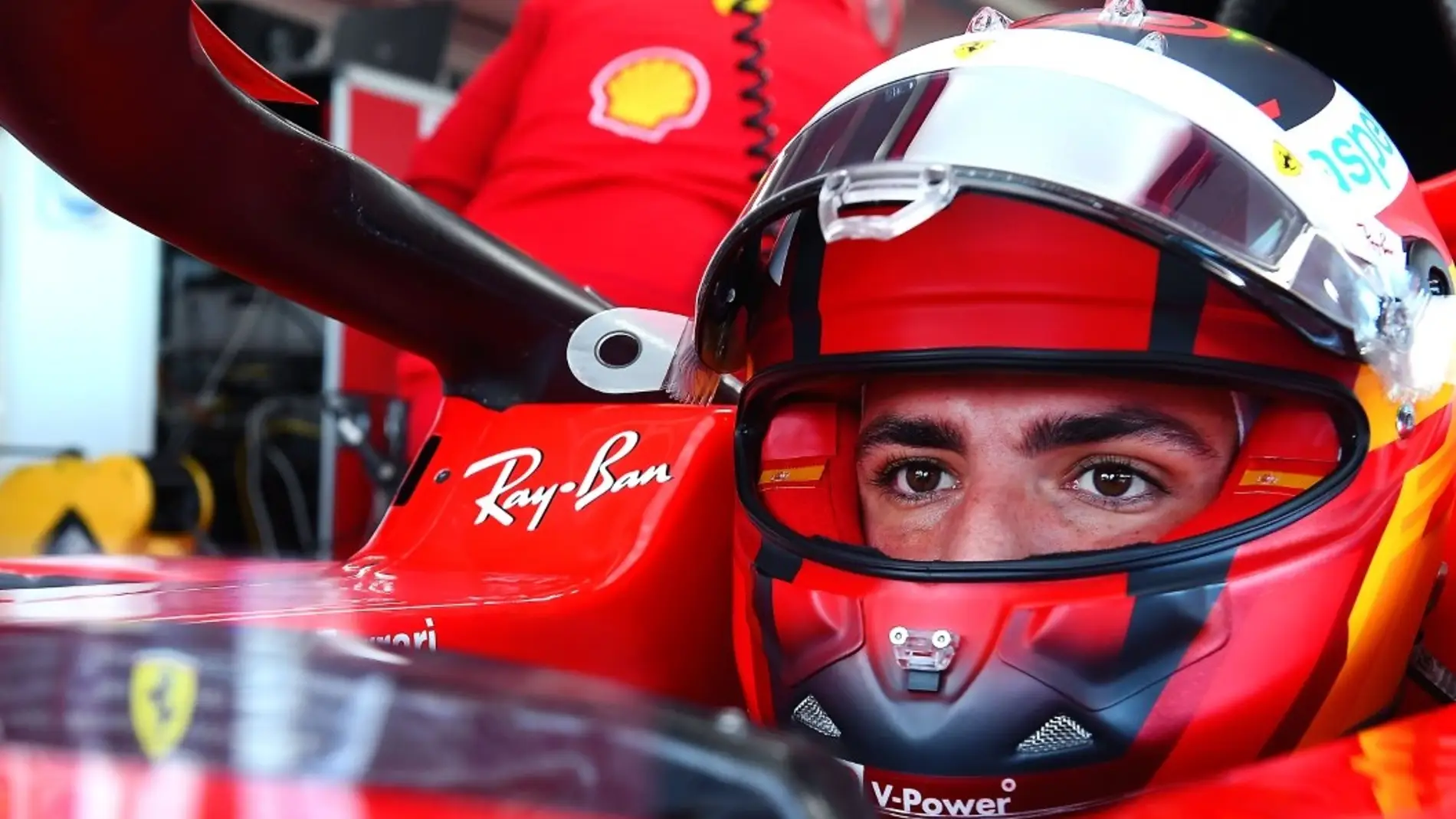 Carlos Sainz se subre al Ferrari de F1