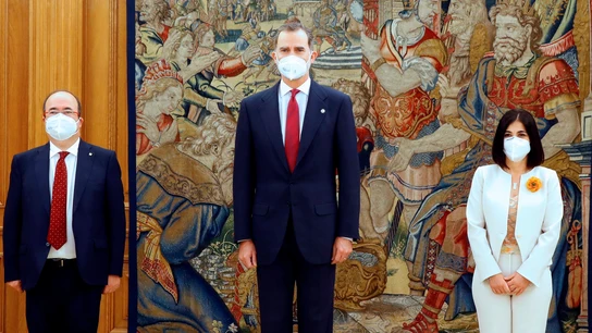 El rey FelipeVI posa junto a los nuevos ministros de Sanidad, Carolina Darias, y de Política Territorial y Función Pública, Miquel Iceta Toma de posesión Darias e Iceta