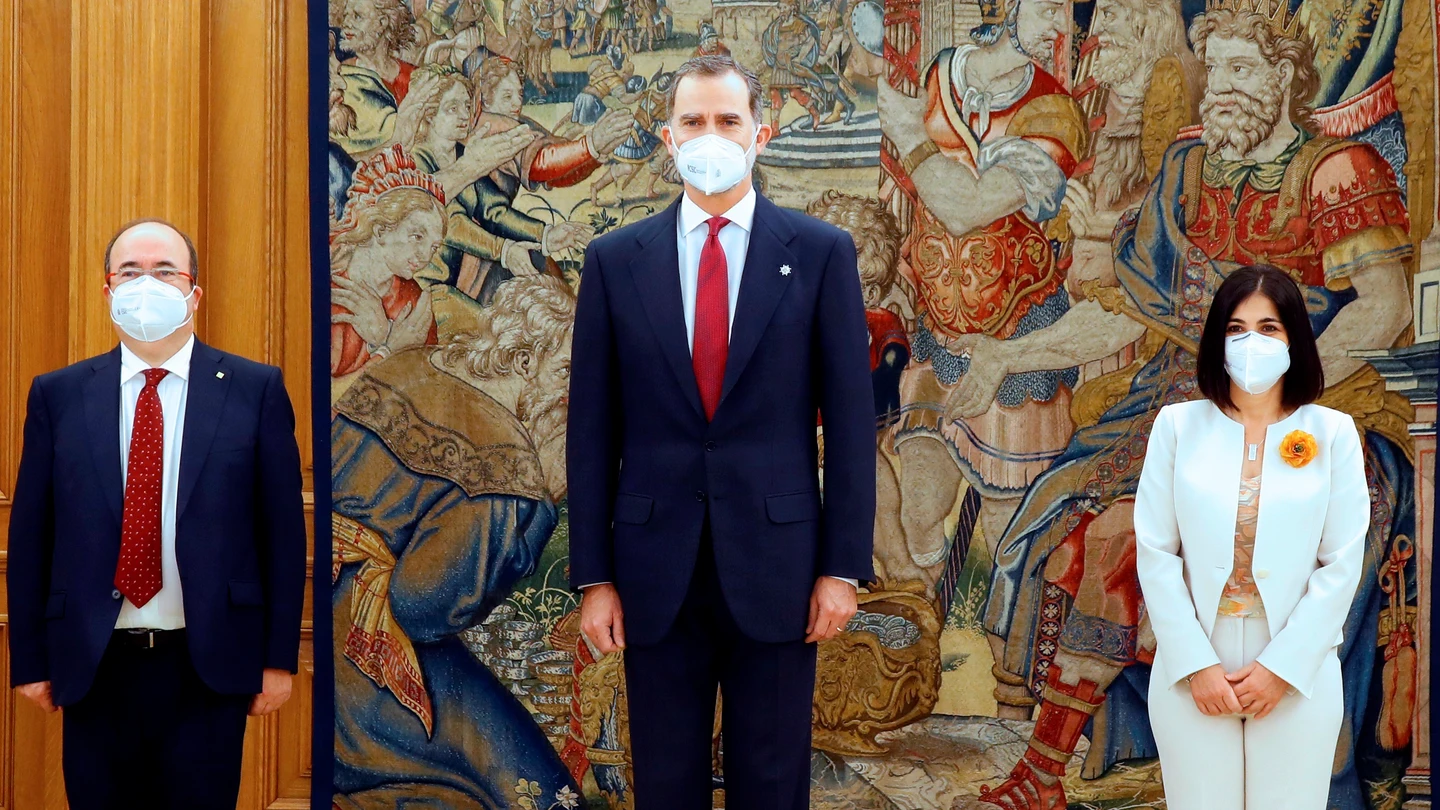 El rey FelipeVI posa junto a los nuevos ministros de Sanidad, Carolina Darias, y de Política Territorial y Función Pública, Miquel Iceta Toma de posesión Darias e Iceta