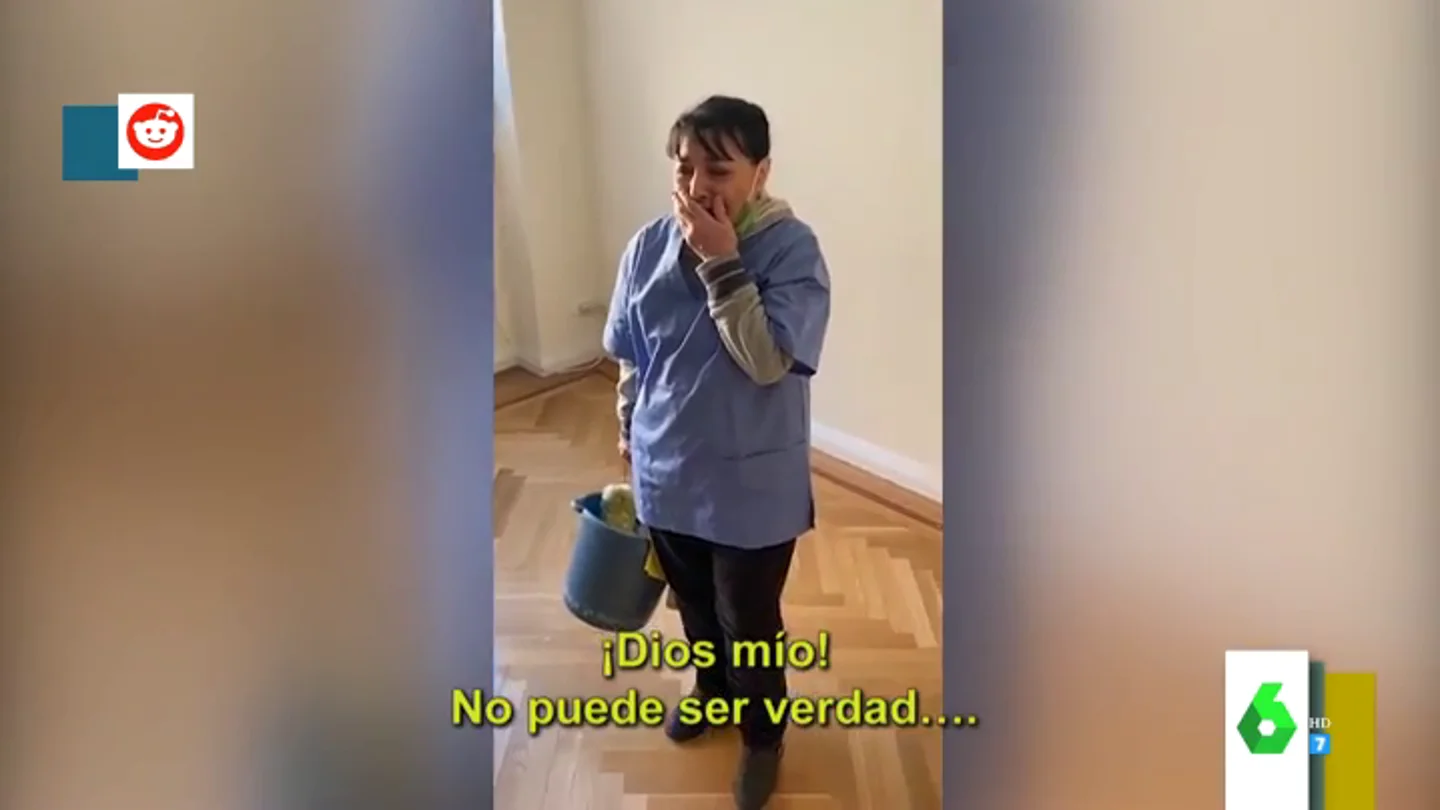 El emotivo regalo de una comunidad de vecinos a la mujer que limpia el edificio El emotivo regalo de una comunidad de vecinos a la mujer que limpia el edificio