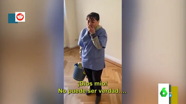 El emotivo regalo de una comunidad de vecinos a la mujer que limpia el edificio