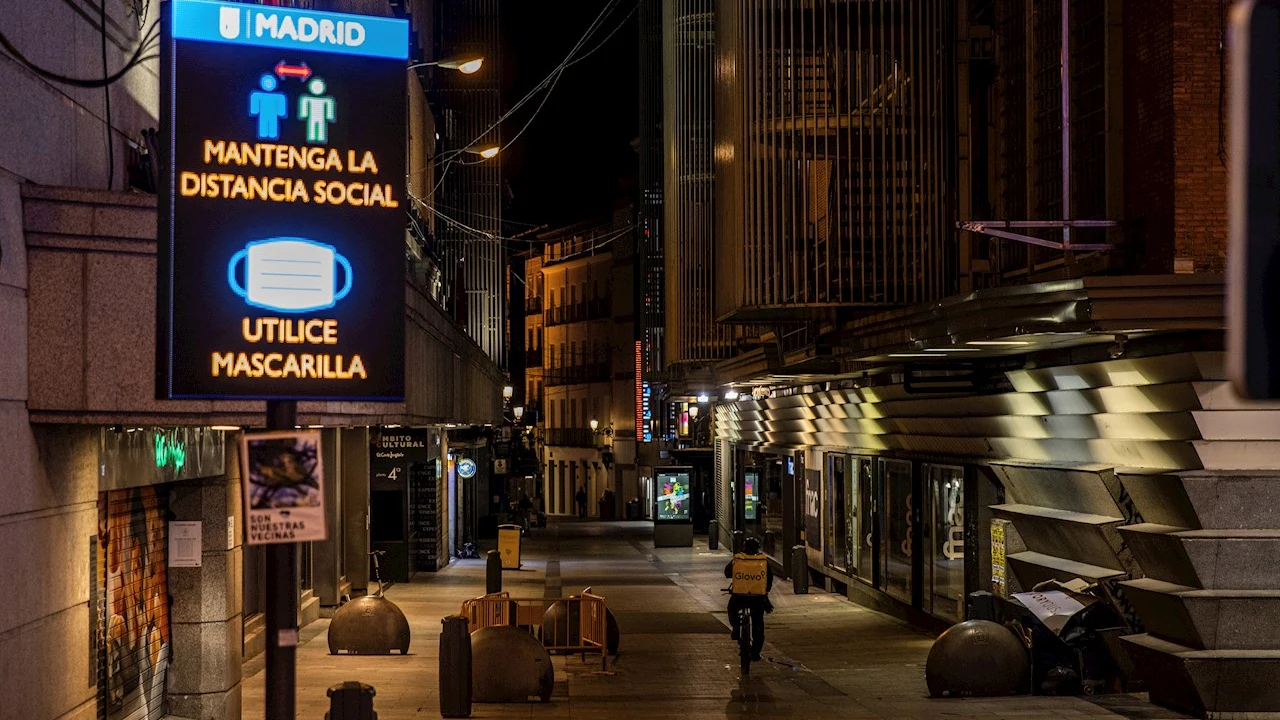 Imagen de una calle de Madrid a las 22:00 horas, cuando comienza el toque de queda