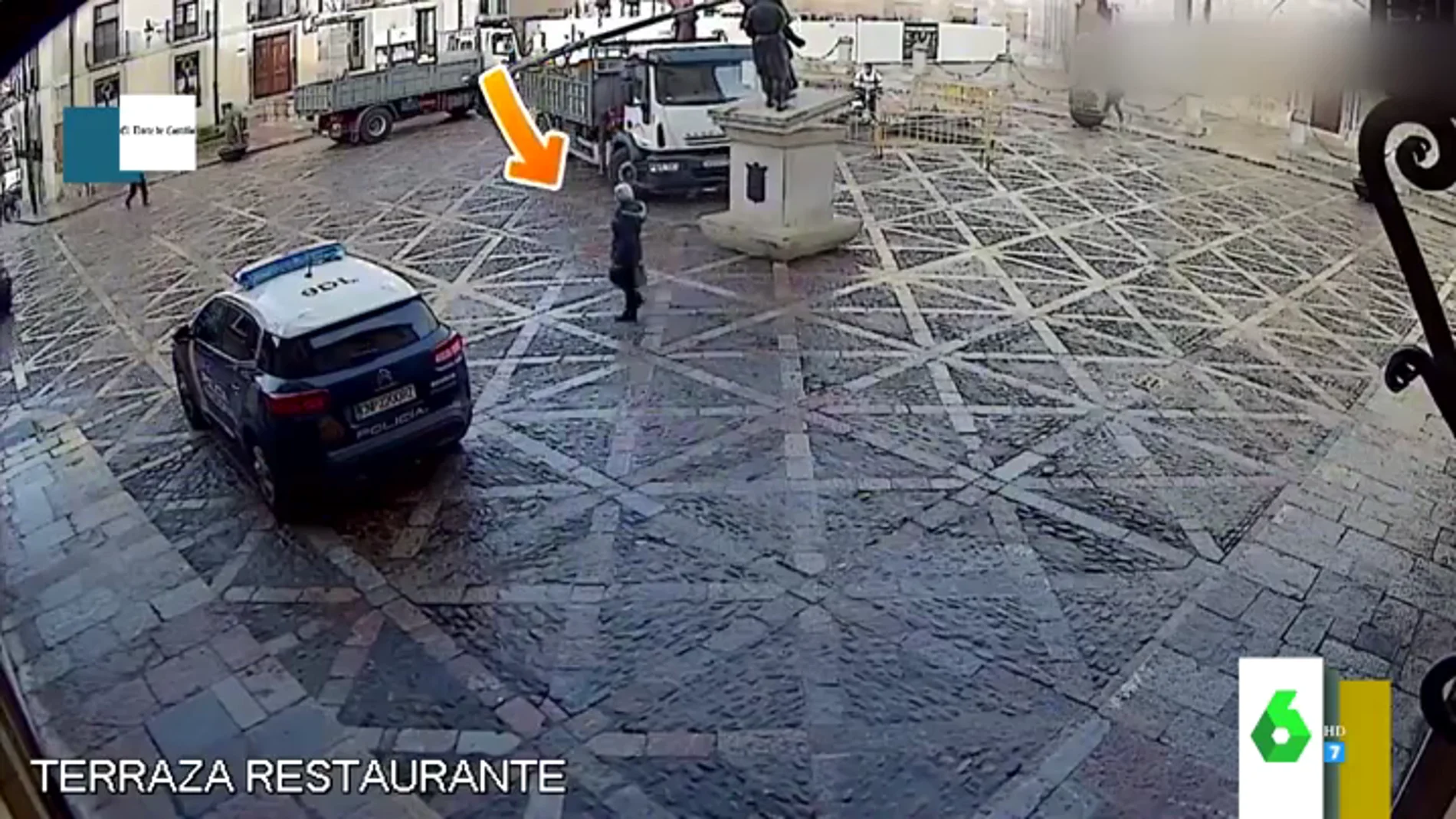 El "milagro" de la plaza de San Isidoro (León): una mujer se salva de ser aplastada por la estatua que derriba un camión