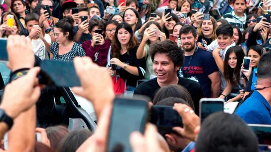 Rubén Doblas, Rubius, firmando autógrafos a sus jóvenes fans en una imagen de archivo. Rubén Doblas, Rubius, firmando autógrafos a sus jóvenes fans en una imagen de archivo.