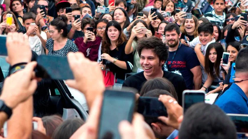 Rubén Doblas, Rubius, firmando autógrafos a sus jóvenes fans en una imagen de archivo.