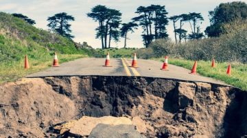 carretera con grietas