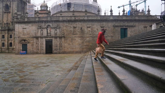 Una persona sube las escaleras de la plaza Quintana, en Santiago de Compostela Restricciones coronavirus