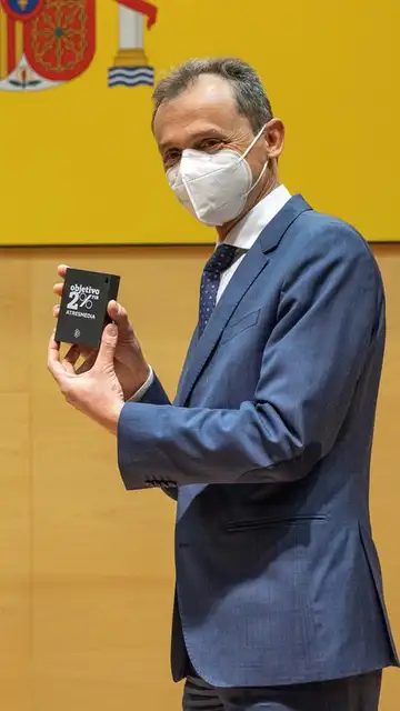 El ministro de Ciencia e Innovación, Pedro Duque, con las firmas recibidas. El ministro de Ciencia e Innovación, Pedro Duque, con las firmas recibidas.