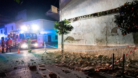 Bomberos durante una de sus varias actuaciones esta noche en el casco histórico de Santa Fe Bomberos durante una de sus varias actuaciones esta noche en el casco histórico de Santa Fe