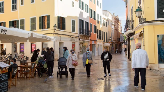 Varias personas pasean por el centro de Ciutadella, en Menorca Varias personas pasean por el centro de Ciutadella, en Menorca