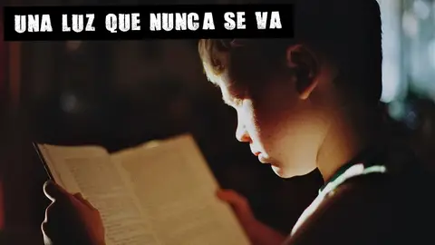 Imagen de archivo de un menor leyendo Imagen de archivo de un menor leyendo