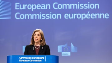 La comisaria de Salud de la UE,  Stella Kyriakides, en una rueda de prensa sobre la vacuna de AstraZeneca