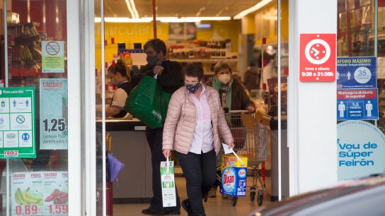 Un epidemiólogo español asegura que el mayor riesgo de contagio reside en el aire y no en los envases del supermercado.