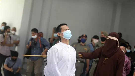 Dos hombres reciben 77 azotes en público por mantener una relación homosexual Dos hombres reciben 77 azotes en público por mantener una relación homosexual