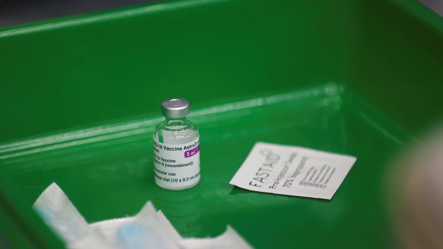 Un vial de la vacuna de AstraZeneca Un vial de la vacuna de AstraZeneca