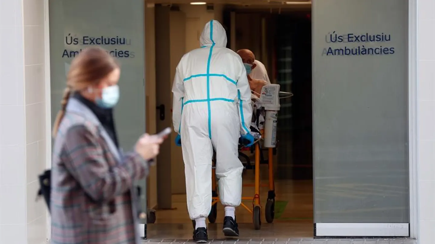 Un sanitario traslada a un paciente en el Hospital Clínico de Valencia Un sanitario traslada a un paciente en el Hospital Clínico de Valencia