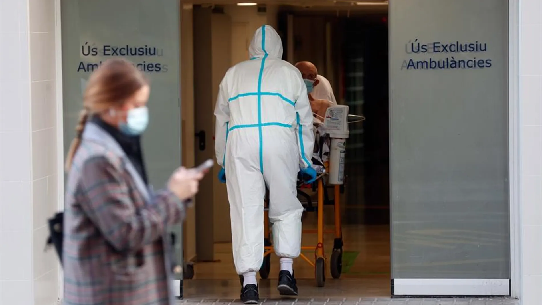 Un sanitario traslada a un paciente en el Hospital Clínico de Valencia