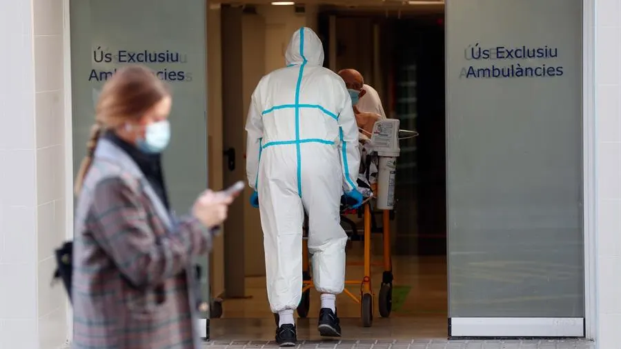 Un sanitario traslada a un paciente en el Hospital Clínico de Valencia