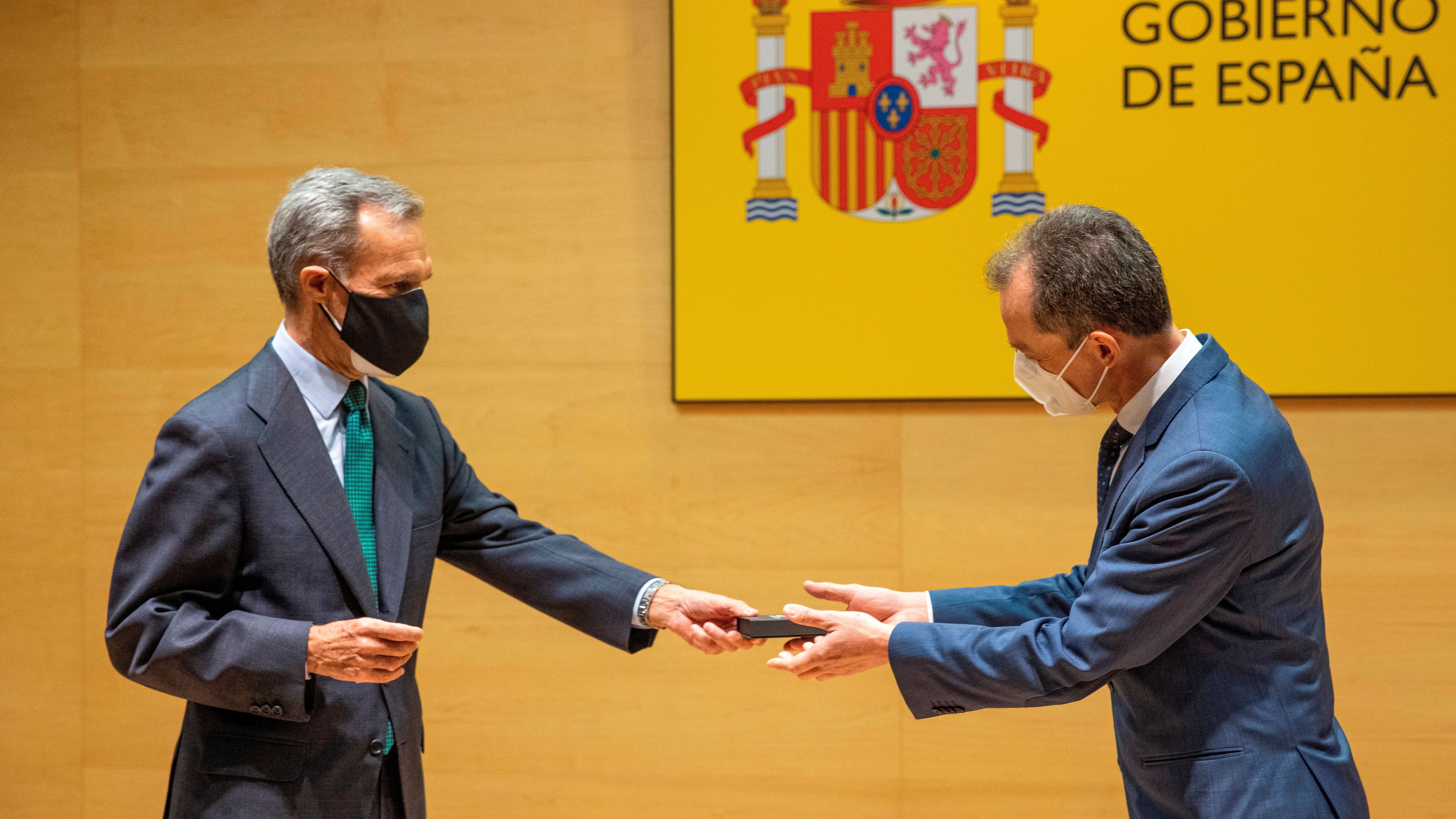 El ministro de Ciencia e Innovación, Pedro Duque, durante el acto en el que el consejero delegado de Atresmedia, Silvio González (i), le hace entrega de las 900.000 firmas recogidas a favor de que se asigne el 2 % del PIB a ciencia e innovación