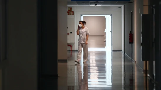Una trabajadora del Hospital Zendal, en mitad de su jornada Una trabajadora del Hospital Zendal, en mitad de su jornada