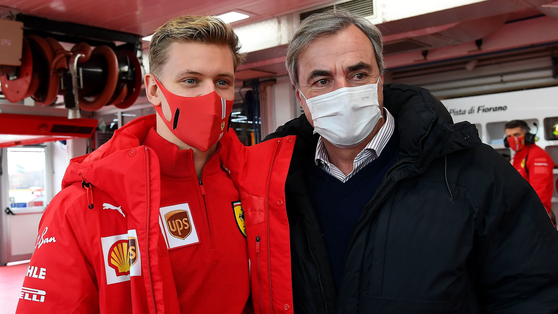 Mick Schumacher junto a Carlos Sainz