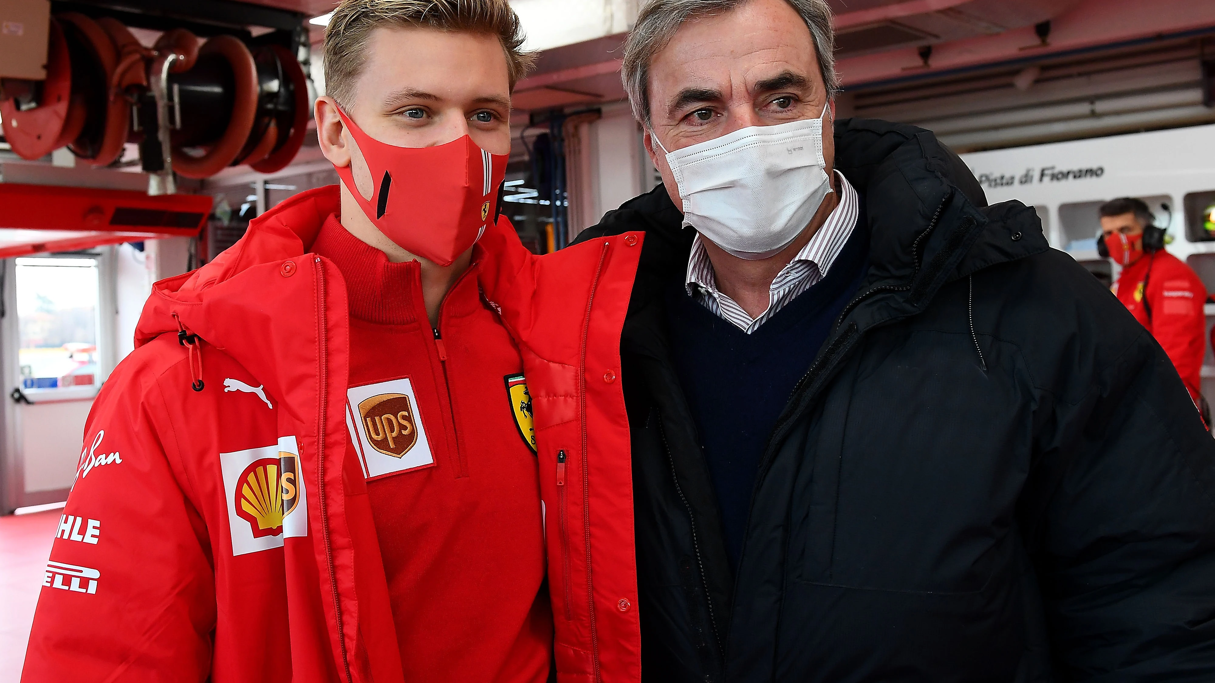 Mick Schumacher junto a Carlos Sainz